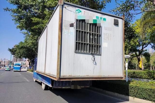 吓!男子开自制“房车”,半路房子掉出一半