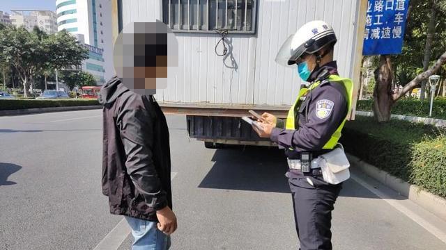 吓!男子开自制“房车”,半路房子掉出一半