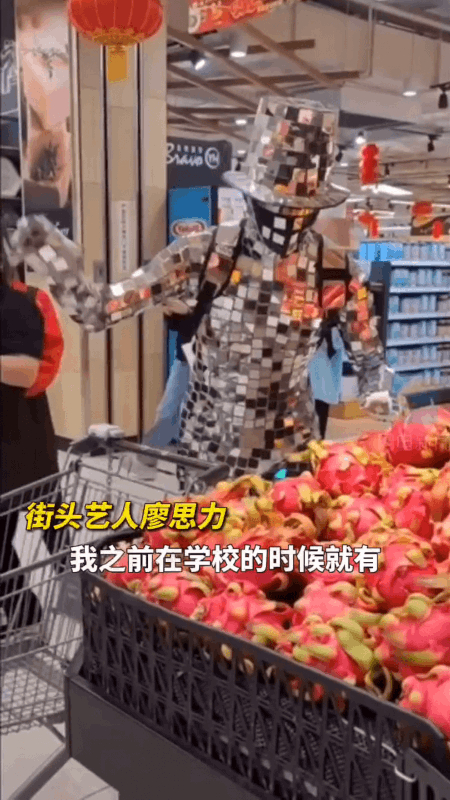 小伙扮机器人购物引围观 网友惊叹：这就是行走的闪光灯吗