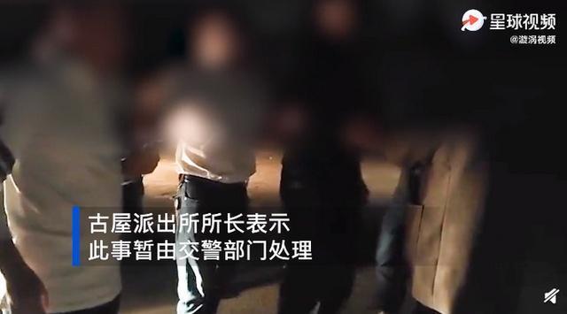 污辱性极强！惠州一代驾小哥车祸后遭人殴打，当头撒尿