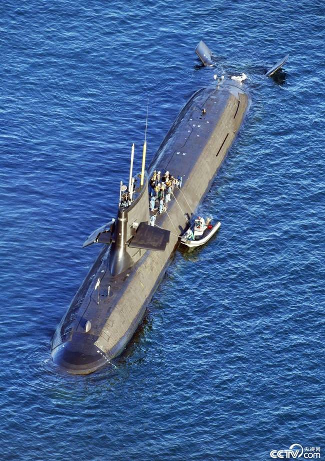 2021年2月9日，在碰撞中受损的日本海上自卫队潜艇。8日，日本海上自卫队一艘潜艇在高知县足折岬附近海域与一艘中国香港籍商船相撞。潜艇上3名自卫队员受轻伤，商船上人员则表示未感觉到相撞造成的震动。
