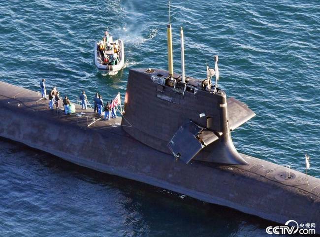 2021年2月9日，在碰撞中受损的日本海上自卫队潜艇。8日，日本海上自卫队一艘潜艇在高知县足折岬附近海域与一艘中国香港籍商船相撞。潜艇上3名自卫队员受轻伤，商船上人员则表示未感觉到相撞造成的震动。