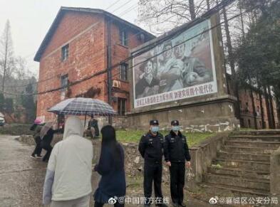 你去了吗？你好李焕英取景地成网红打卡地，民警雨中护航打卡群众