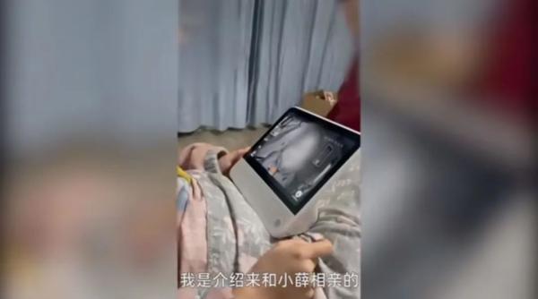 杭州一姑娘隔门铃相亲 母亲：女儿装病不配合，无奈之举