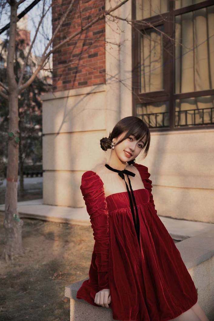 24岁虞书欣穿红丝绒短裙上演甜笑杀 颜值身材更是一流