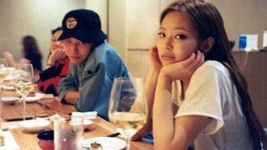 挺般配！曝权志龙Jennie约会 “演出-约会-回家”日程竟出奇的固定