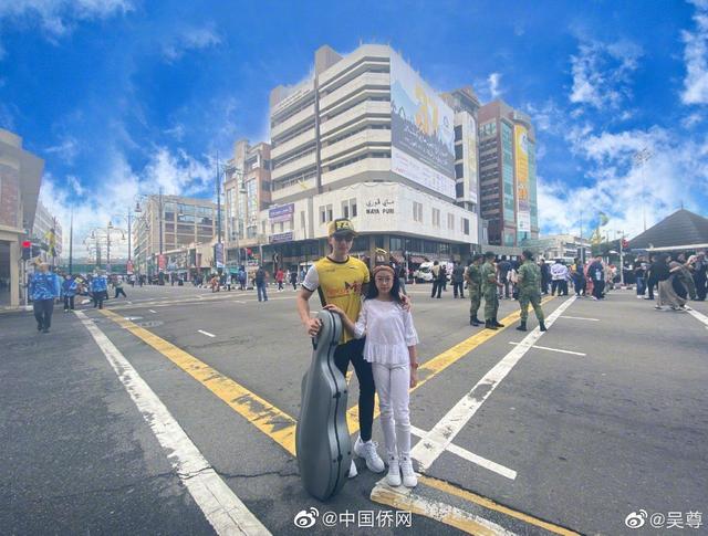 老父亲的自豪！吴尊女儿在文莱国王面前演奏大提琴 