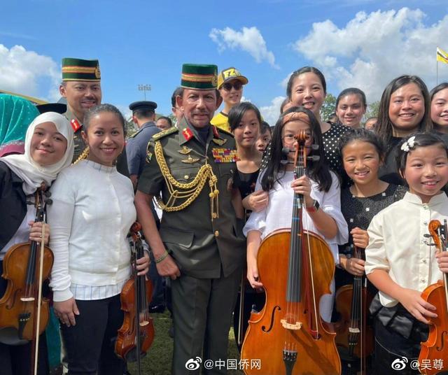 老父亲的自豪！吴尊女儿在文莱国王面前演奏大提琴 