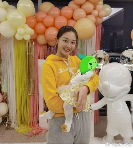 郑恺苗苗女儿百日宴现场图曝光 高颜值夫妻亲昵依偎切蛋糕