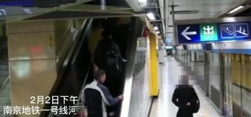 都是为了活着！小伙打两份工站着睡着摔倒受伤 头部血流不止