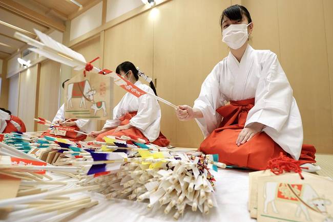 日本空姐转行做临时巫女 日薪最高达1万日元