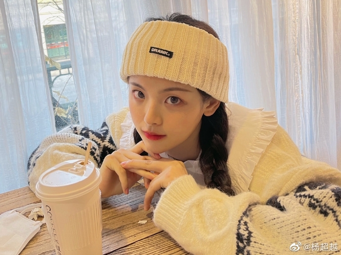 杨超越梳双麻花辫俏皮可爱 对镜嘟嘴卖萌青春洋溢