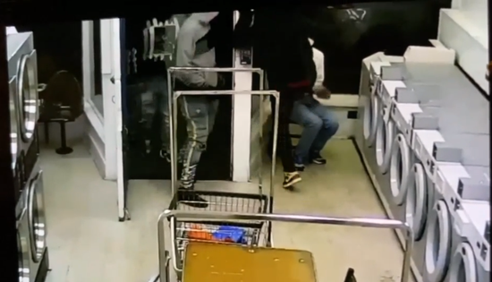 一名嫌犯飞踹坐在店内的老人（视频截图）