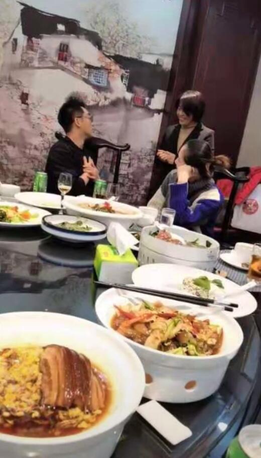 郑恺带老婆家人吃大餐 被苗苗紧盯眼神爱意十足