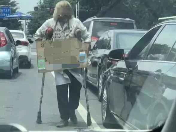 深恶痛绝!乞讨老人有4间房20万存款,其妻回应:多次劝阻仍我行我素