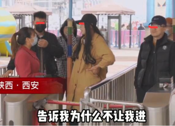 三八节同乐！男子为享受妇女节半价假扮女装 也是拼了
