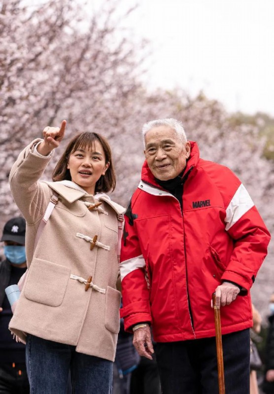 最美的约定!99岁天文学泰斗陪援鄂护士看樱花