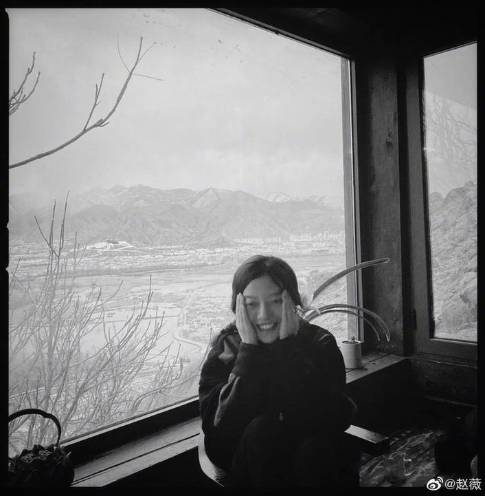 毫无偶像包袱!赵薇晒游客照文艺浪漫 绑丸子头大口吃泡面惬意
