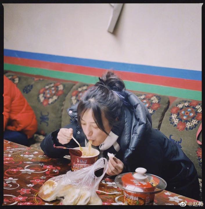毫无偶像包袱!赵薇晒游客照文艺浪漫 绑丸子头大口吃泡面惬意