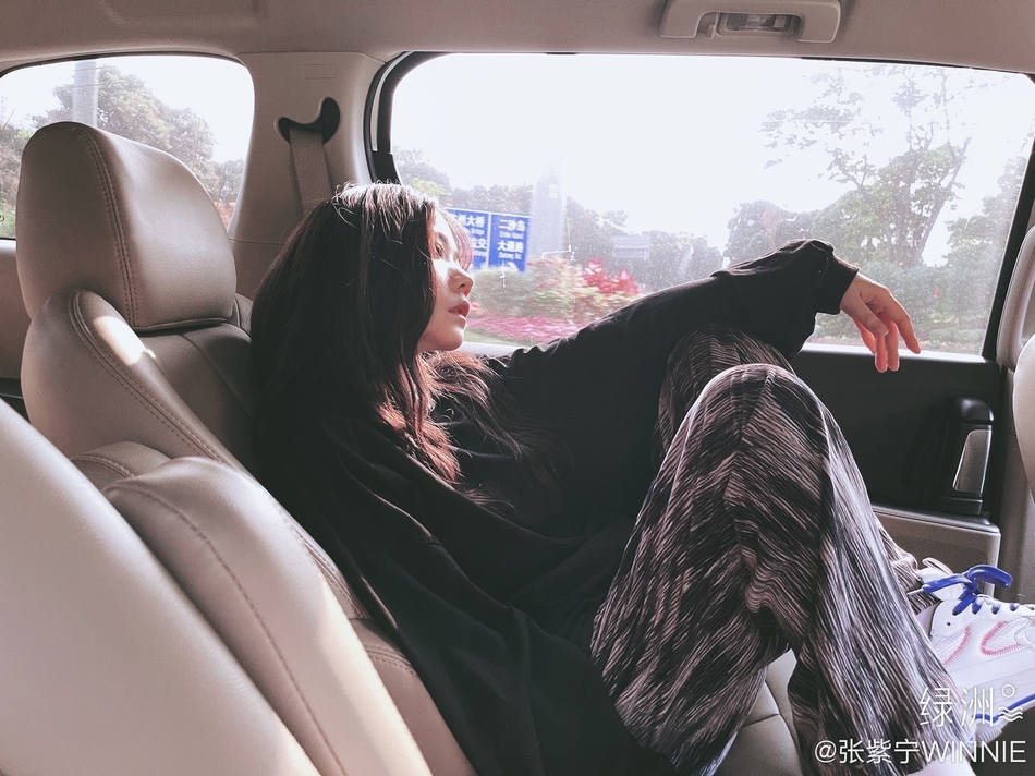 张紫宁晒九宫格自拍 对镜拗造型随性自然