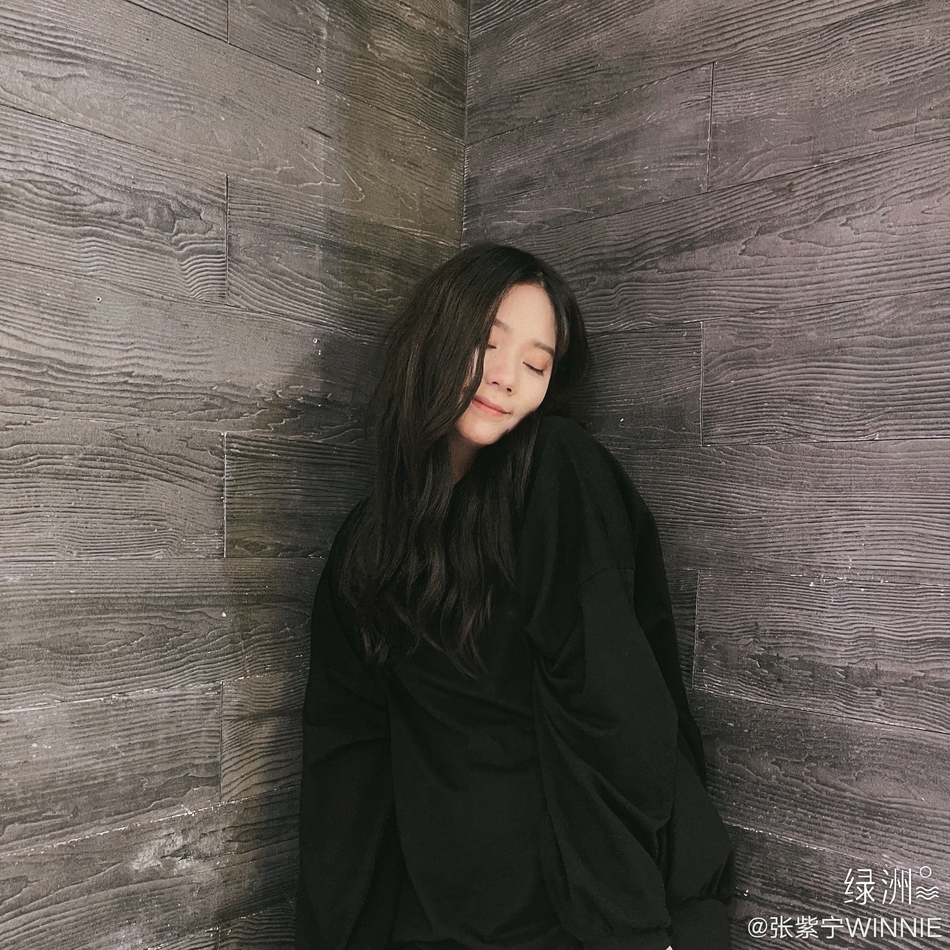张紫宁晒九宫格自拍 对镜拗造型随性自然