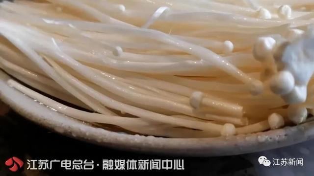 水果和肉类混用刀具案板……火锅店里这一幕幕惊呆了！