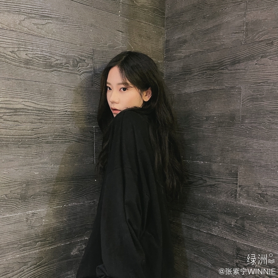 张紫宁晒九宫格自拍 对镜拗造型随性自然