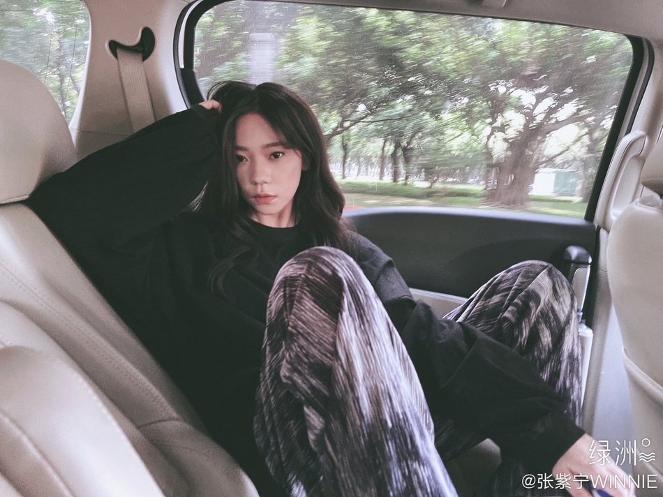 张紫宁晒九宫格自拍 对镜拗造型随性自然