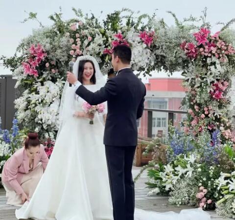 演员朱珠结婚 现场图曝光腹部微微隆起