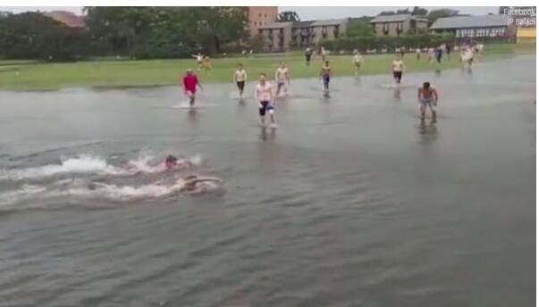 自嗨？澳大利亚大学生洪水中比赛游泳 不断变换泳姿