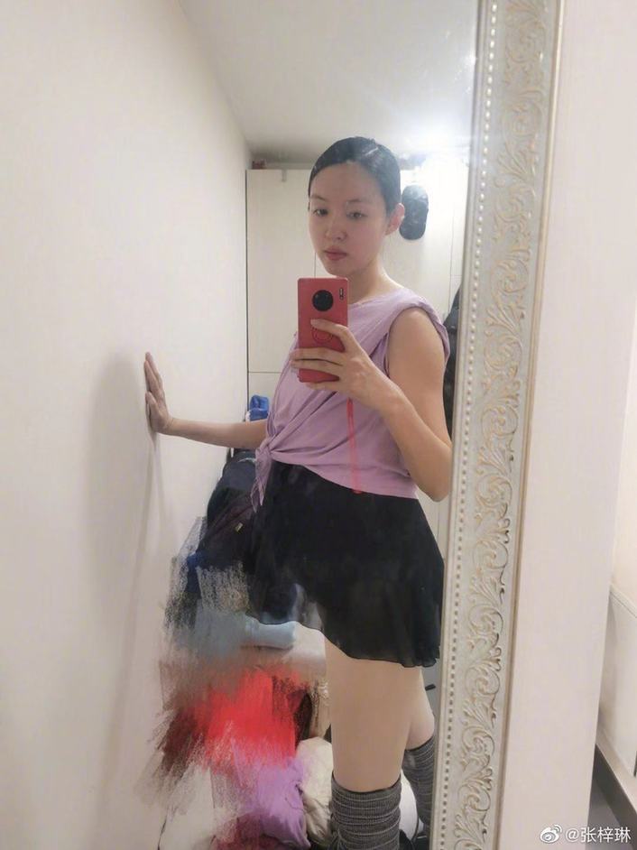 张梓琳挺孕肚过37岁生日 胖妹调皮出镜幸福同框