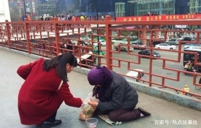 碍着你了?合肥一女子踢飞乞讨老人饭碗被路人教训引网友点赞