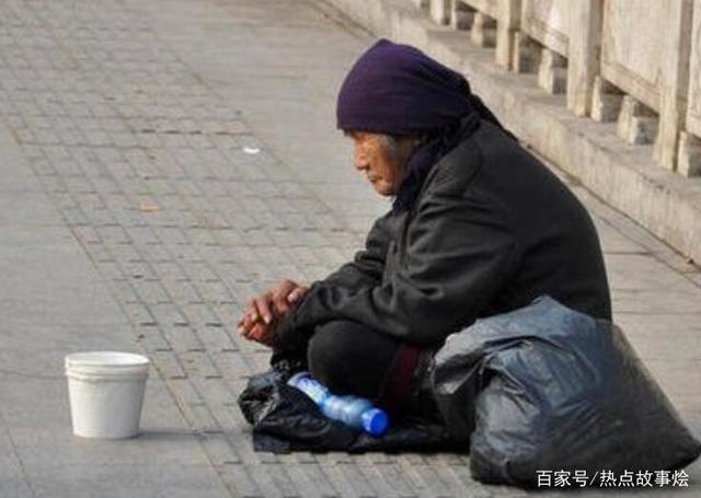碍着你了?合肥一女子踢飞乞讨老人饭碗被路人教训引网友点赞
