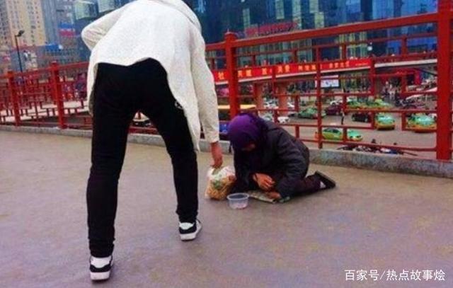 碍着你了?合肥一女子踢飞乞讨老人饭碗被路人教训引网友点赞
