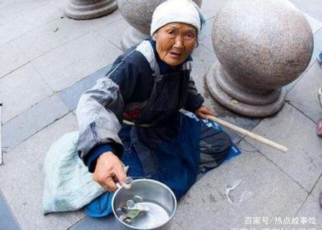 碍着你了?合肥一女子踢飞乞讨老人饭碗被路人教训引网友点赞