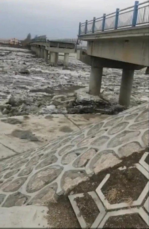 哈尔滨一大桥疑被冰排撞塌 出现数十米长空缺 现场什么情况?
