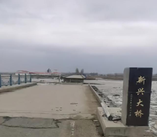 哈尔滨一大桥疑被冰排撞塌 出现数十米长空缺 现场什么情况?