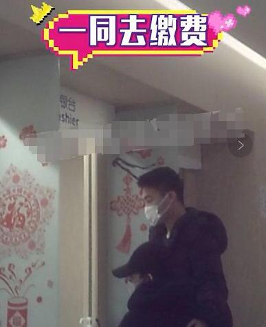 二胎了？何猷君陪奚梦瑶做产检，超模穿黑色抹胸裙上围丰满