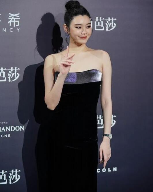 二胎了？何猷君陪奚梦瑶做产检，超模穿黑色抹胸裙上围丰满
