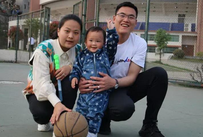 月入7万仍辞职！90后小伙带着妻子和2岁女儿一起重上大学