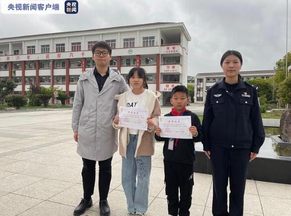 再累也不能撒手！2名少年用竹竿救起落水女童，发生了什么？