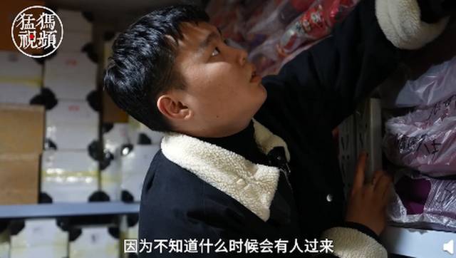 平凡铸就 伟大!00后小伙做寿衣店守夜人:不觉得晦气