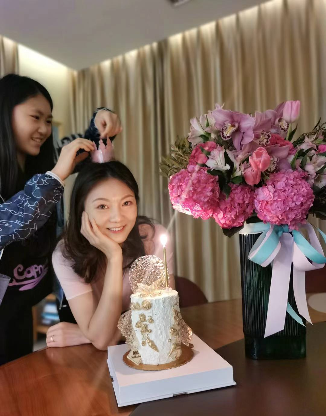 陈婷晒全家福庆张艺谋71岁大寿!娇俏甜笑颜值高,三儿女更像爸