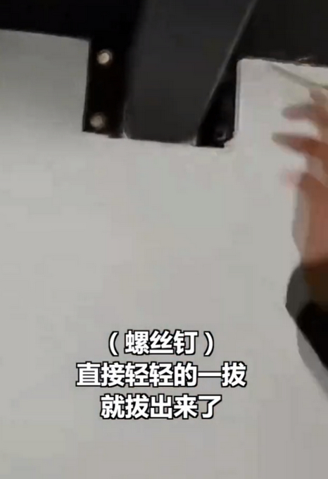 惊呆!成都一小区新房层高只有1米3,2楼只能跪着走?