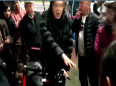 愤怒！陌生女子抓着小男孩就要跑，9岁姐姐上前阻止被扇耳光！