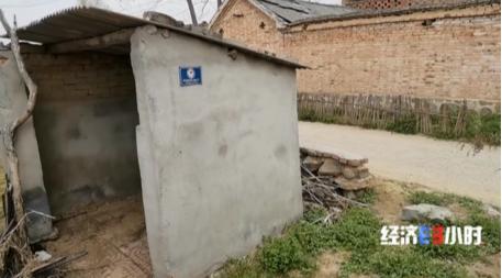 花了钱没法用 补贴不见踪影!央视曝农村改造厕所轻轻一踩就碎了