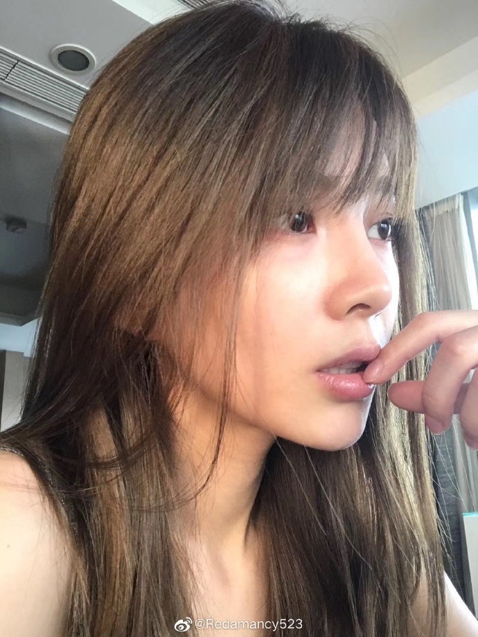 杜淳娇妻晒六宫格自拍美照 年轻了十岁一样，少女感满满