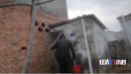 花了钱没法用 补贴不见踪影!央视曝农村改造厕所轻轻一踩就碎了