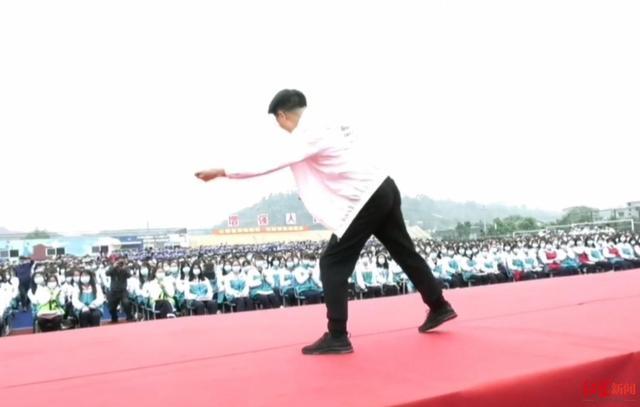 火爆全网！教育局长跳霹雳舞为学生解压 引得台下学生一片沸腾