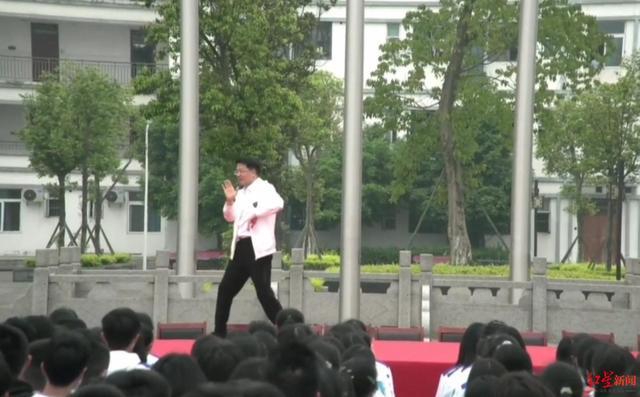 火爆全网！教育局长跳霹雳舞为学生解压 引得台下学生一片沸腾